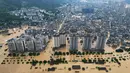 Tim penyelamat, termasuk petugas pemadam kebakaran dan sukarelawan, telah diterjunkan untuk melakukan upaya-upaya penyelamatan. Tampak foto udara yang menunjukkan bangunan-bangunan yang terendam banjir di Rongjiang, provinsi Guizhou barat daya China pada 24 Juni 2025. (AFP/China OUT)