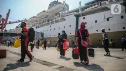 Sejumlah TKI Ilegal yang dipulangkan dari Malaysia setibanya di Pelabuhan Tanjung Priok, Jakarta, Jumat (12/6/2020). Sebanyak 436 TKI Ilegal tersebut nantinya akan dipulangkan ke daerah asalnya di 22 provinsi. (Liputan6.com/Faizal Fanani)