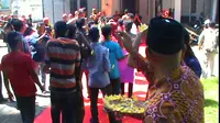 Sambut Demonstran, BPPD NTB Gelar Karpet Merah dan Taburan Bunga