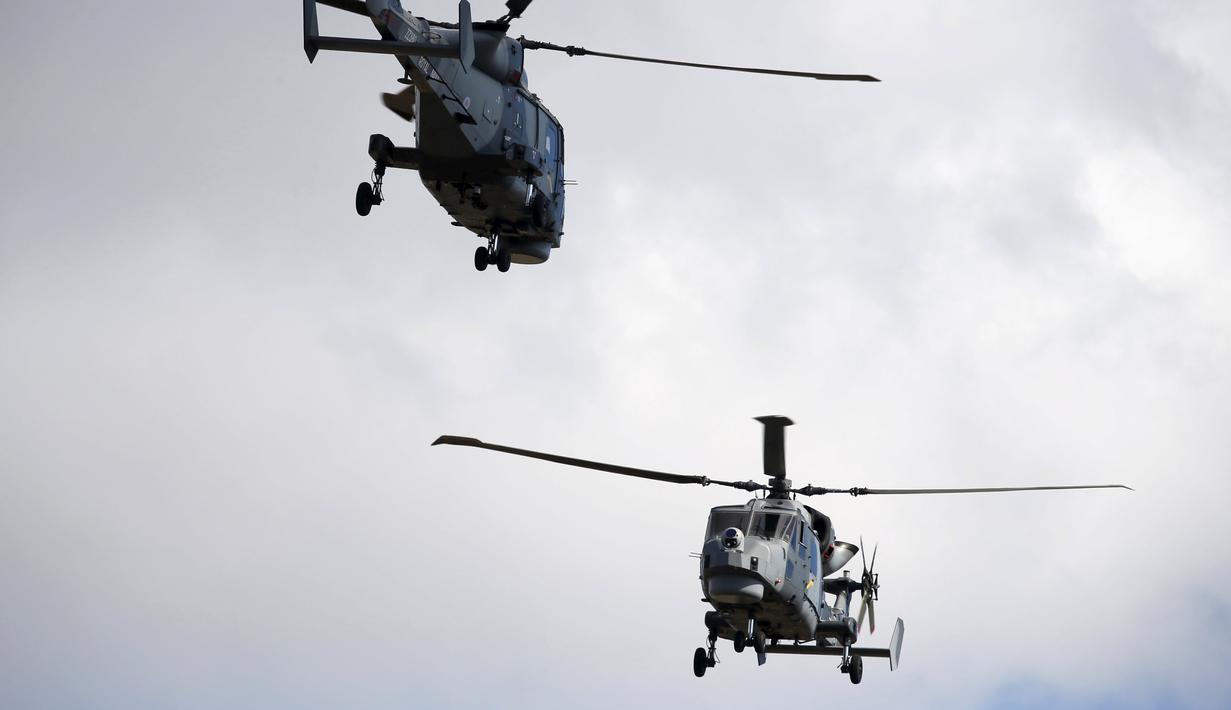 Dua helikopter Black Cats dari angkatan laut Inggris ikut ambil bagian dalam acara Malta Internasional Airshow 2015 di Bandara Internasional Malta, Valletta, Minggu (27/9). (REUTERS/Darrin Zammit Lupi)