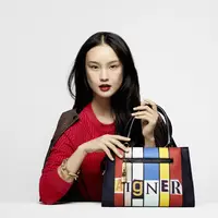 Aigner melansir koleksi Spring/Summer 2019 dengan koleksi yang berani.