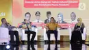 Deputi Bidang Ekonomi Digital dan Produk Kreatif Muhammad Neil El Hikam, Wali Kota Tarakan Khairul, Sekjen PHRI Maulana, dan Sekretaris Daerah Provinsi Kalimantan Timur Sri Wahyuni (kiri ke kanan) saat diskusi Lintas Generasi: Geliat Industri Hiburan dan Pariwisata Pasca Pandemi yang digelar pada ajang Festival 6 di Senayan Park, Jakarta, Minggu (9/7/2023). (Liputan6.com/Helmi Fithriansyah)