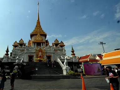 Tampak depan kuil Golden Budha di kota Bangkok, Thailand, Sabtu (17/12). Salah satu biksu yang ada di kuil tersebut memprediksi hasil laga final kedua Piala AFF 2016 antara Thailand melawan Indonesia. (Liputan6.com/Helmi Fithriansyah)