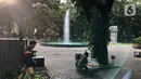 Warga beraktivitas di Taman Suropati, Menteng, Jakarta, Rabu (18/3/2020). Meskipun ditutup untuk umum terkait upaya mencegah penyebaran virus covid 19, namun sebagian masyarakat tetap beraktivitas di sekitar taman tersebut untuk berolahraga atau sekadar berekreasi. (Liputan6.com/Immanuel Antonius)