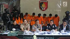 Kabid Humas Polda Metro Jaya Kombes Pol Argo Yuwono (tengah) saat rilis kasus curas dan penipuan di Polda Metro Jaya, Jakarta, Jumat (28/6/2019). Polisi mengungkap pencurian dengan mengaku anggota TNI, pencurian dengan kekerasan, dan pencurian mesin ATM di Jabodetabek. (Liputan6.com/Herman Zakharia)