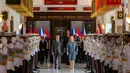 Menteri Pertahanan Republik Indonesia, Sjafrie Sjamsoeddin bersama Menteri Pertahanan Republik Ceko, H.E Jana Cernochov berjalan di tengah pasukan kehormatan dalam di Kementerian Pertahanan, Jakarta, Selasa 18 Februari 2025. (BAY ISMOYO/AFP)