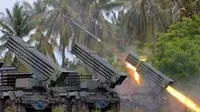 Roket yang ditembakkan dari senjata multi laras RM 70 Grad pada latihan pemantapan terpadu pasukan Marinir wilayah timur di Pantai Banongan, Situbondo, Jatim, Rabu (21/4).(Antara) 