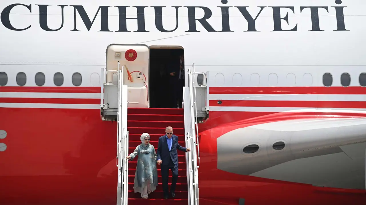 Presiden Turki Recep Tayyip Erdogan (kanan) bersama istri berjalan keluar pesawat kepresidenan setibanya di Terminal VVIP I Bandara I Gusti Ngurah Rai Bali, Senin (14/11/2022) jelang KTT G20. (ANTARA FOTO/Media Center G20 Indonesia/M Risyal Hidayat/nym)