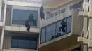 Personel TNI mengikuti Latihan Penanggulangan Terorisme Satuan Gultor TNI di kawasan Gelora Bung Karno, Senayan, Jakarta Pusat, Rabu (1/8). Latihan tersebut sebagai persiapan pengamanan ajang olahraga Asian Games 2018. (Merdeka.com/Imam Buhori)