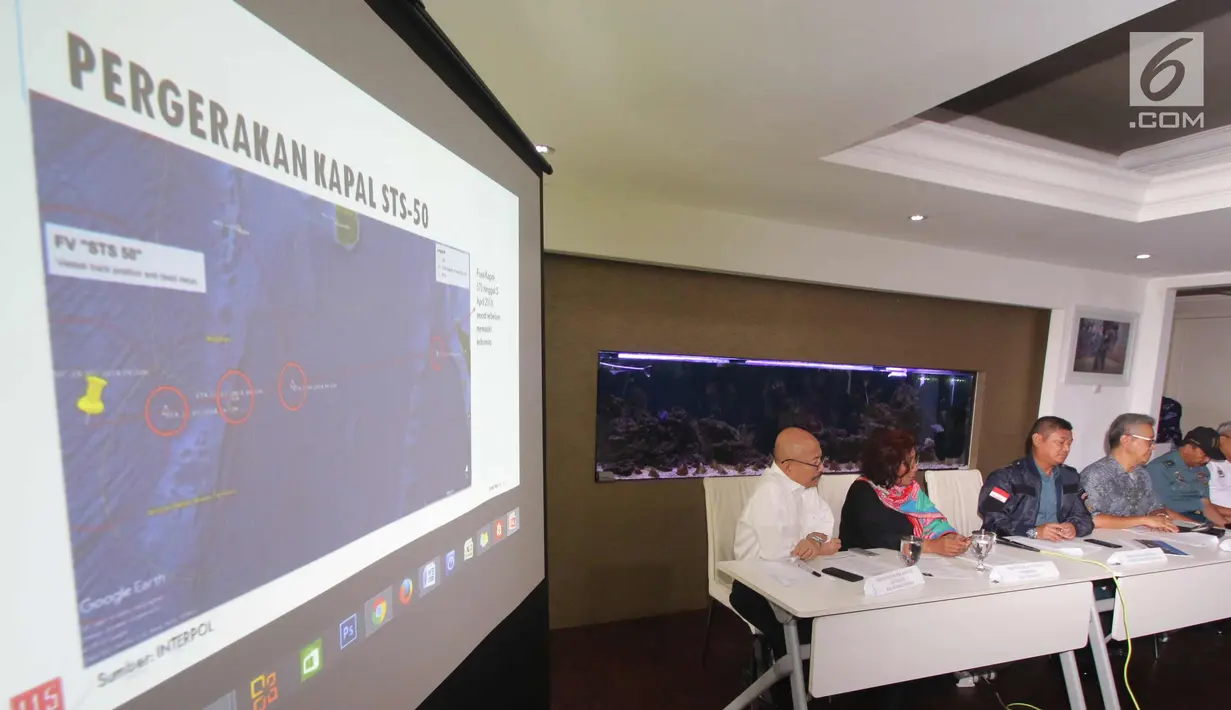 Suasana jumpa pers penangkapan kapal buronan interpol, Jakarta, Sabtu (7/4). Tim gabungan dari TNI AL, KKP, dan Polri dibawah koordinasi Satgas 115 ‎berhasil menangkap kapal buronan Interpol STS-50. (Liputan6.com/Angga Yuniar)