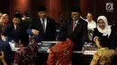 Anggota DPD memberikan selamat kepada Pimpinan DPD Khususnya kepada Wakil Ketua DPD terpilih Akhmad Muqowam mengucap sumpah jabatan saat dilantik pada Rapat Paripurna DPD di Kompleks Parlemen Senayan, Jakarta, Kamis (26/7). (Liputan6.com/Johan Tallo)
