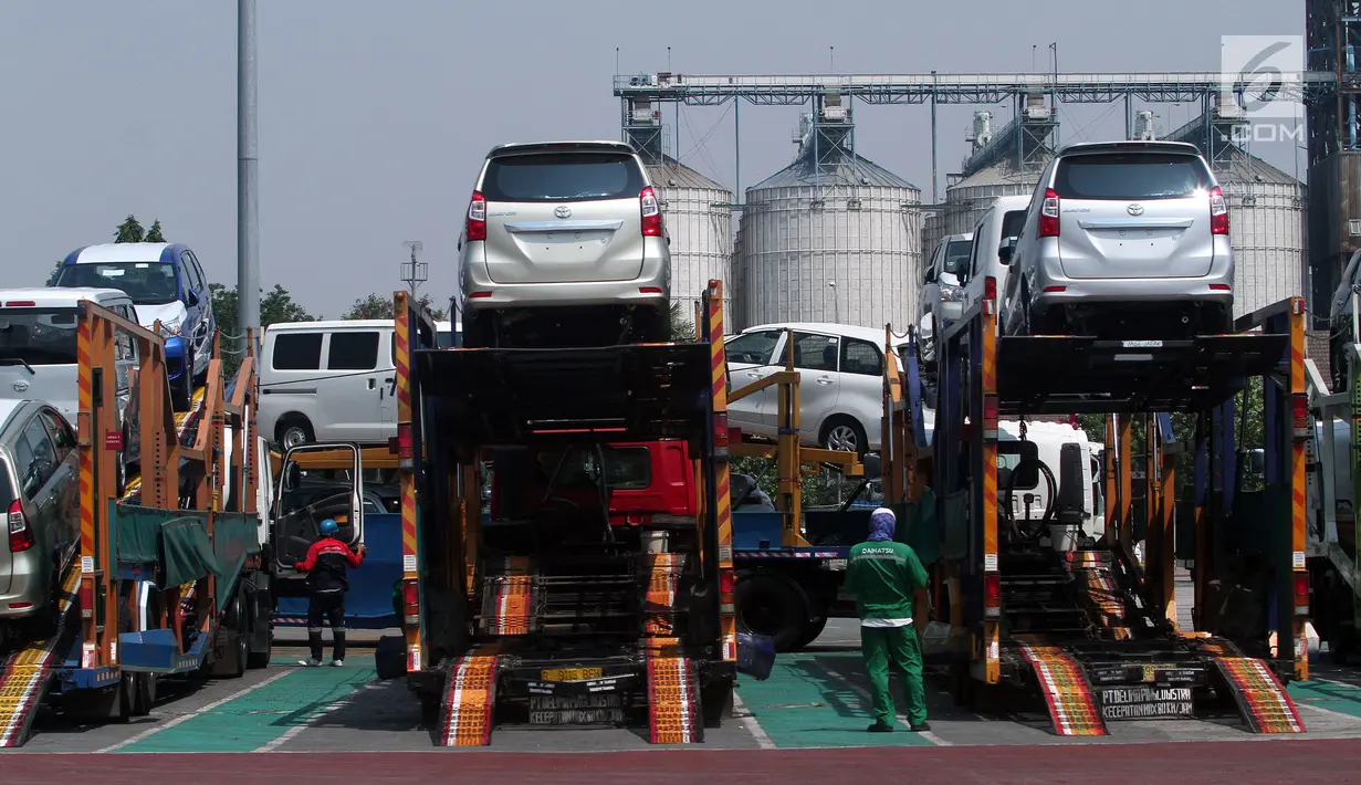 Sejumlah mobil yang siap diekspor di Tanjung Priok Car Terminal, Jakarta, Selasa (8/8). Kemenperin mencatat ekspor mobil CBU pada Semester I tahun meningkat 20,5% dibandingkan periode yang sama tahun 2016. (Liputan6.com/Johan Tallo)