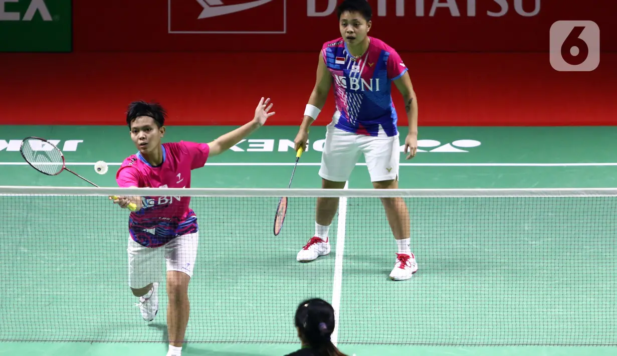 Pebulu tangkis ganda putri Indonesia, Apriyani Rahayu/Siti Fadia Silva Ramadhanti saat bertanding melawan Vivian Hoo/Lim Chiew Sien (Malaysia) pada babak 16 besar Indonesia Masters 2022 di Istora Senayan, Jakarta, Kamis (9/6/2022). Apriyani/Siti Fadia unggul dan melaju ke babak berikutnya. (Liputan6.com/Helmi Fithriansyah)