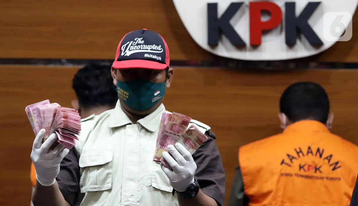 Petugas menunjukkan barang bukti hasil OTT Bupati Langkat, Terbit Rencana Perangin Angin saat rilis penahanan tersangka di Gedung KPK, Jakarta, Kamis (20/1/2022). KPK resmi menahan Bupati Langkat, Terbit Rencana Perangin Angin dan menyita uang sebesar Rp 786 juta. (Liputan6.com/Helmi Fithriansyah)