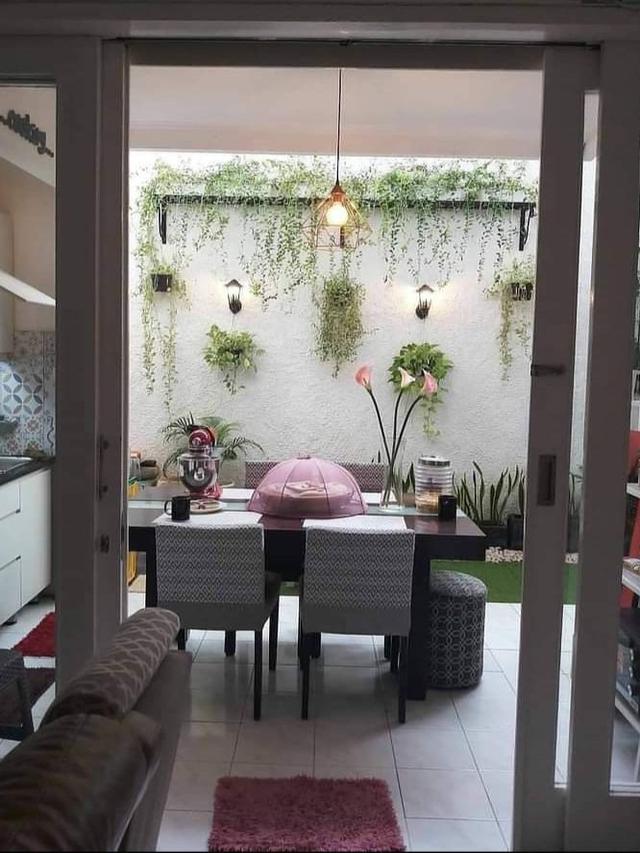Ruang Makan Semi Outdoor Lengkap dengan Taman Belakang