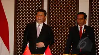 Presiden Indonesia, Joko Widodo (kanan) dan presiden Tiongkok, Xi Jinping saat melakukan pertemuan bilateral di area penyelenggaraan KTT Asia Afrika 2015, di Jakarta Convention Center, Rabu (22/4/2015). (Liputan6.com/Herman Zakharia)