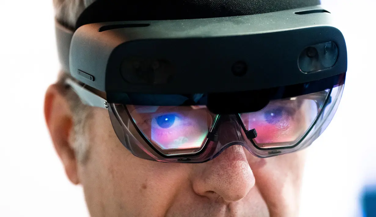 Pekerja menguji kontrol robot kembar digital 5G XR dengan Kacamata VR selama Mobile World Congress 2023 di Barcelona, Spanyol, Rabu, 1 Maret 2023. Setelah tiga tahun mengalami gangguan akibat pandemi, MWC dimulai pada hari Senin di Barcelona dengan menghadirkan para produsen ponsel yang memamerkan perangkat baru dan para eksekutif industri telekomunikasi serta peralatan dan perangkat lunak jaringan terbaru. (AP Photo/Joan Mateu Parra)