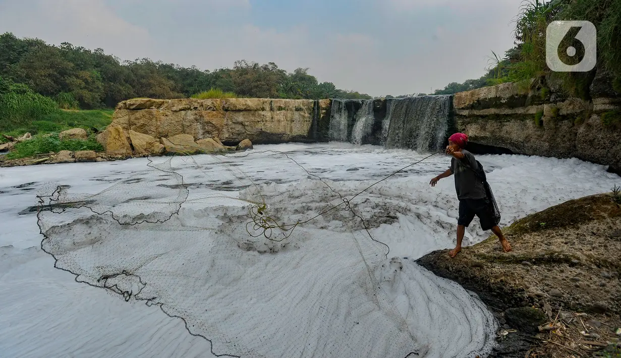 Warga menjala ikan pada Kali Cileungsi yang merupakan hulu Kali Bekasi yang tercemar limbah pabrik di kawasan Angsana, Gunung Putri, Bogor, Minggu (27/08/2023). (merdeka.com/Arie Basuki)