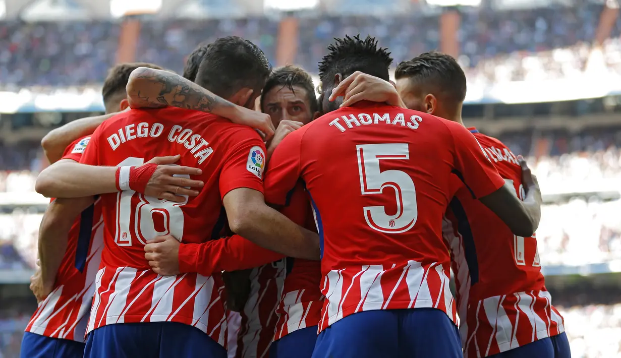 Pemain Atletico Madrid merayakan gol saat melawan Real Madrid dalam pertandingan La Liga Spanyol di stadion Santiago Bernabeu di Madrid (8/4). Antoine Griezmann berhasil menyamakan skor 1-1. (AP Photo / Francisco Seco)