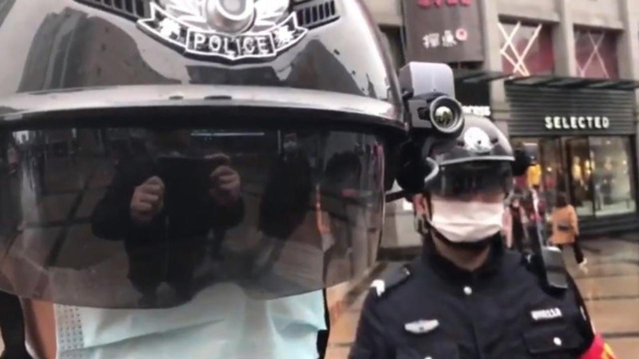 Deteksi Penderita Virus Corona, Polisi Tiongkok Pakai Helm Canggih Bak Robocop