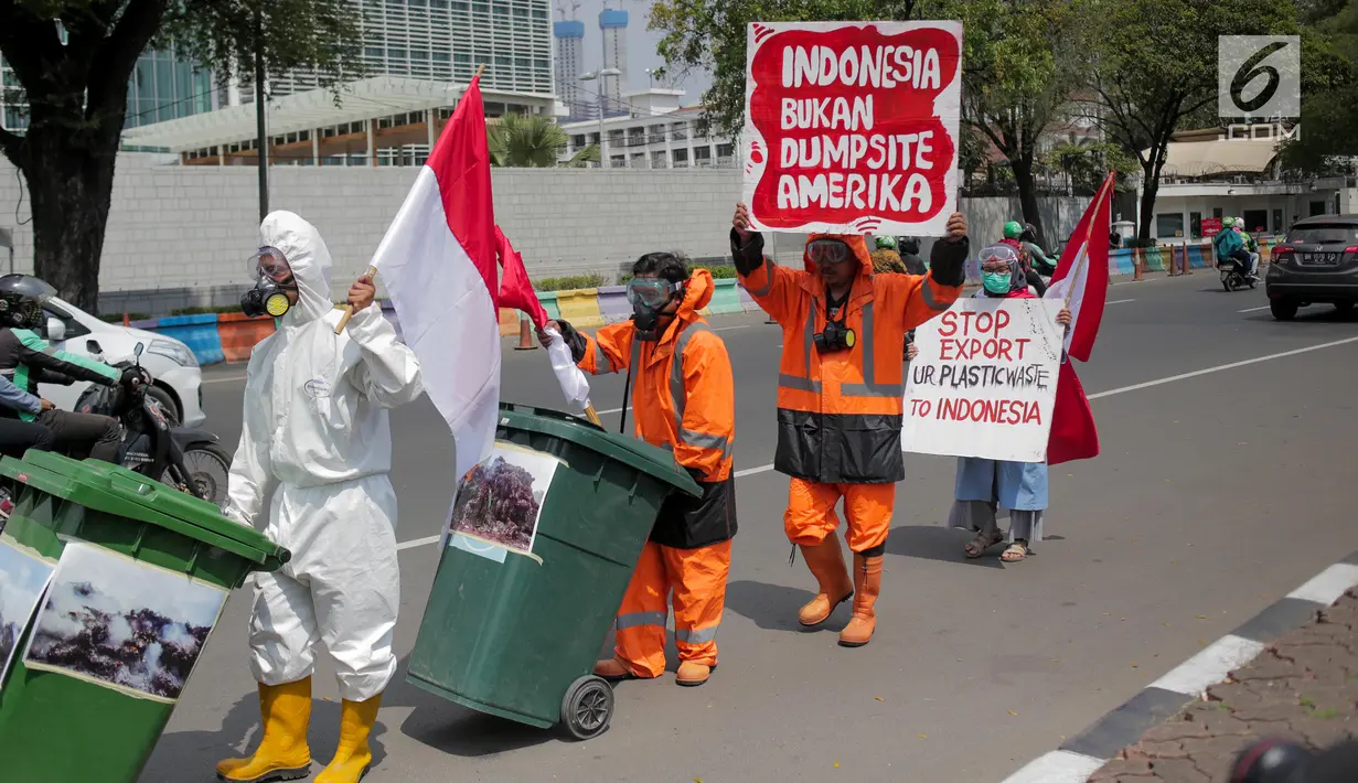 Demonstran melakukan aksi terkait penyelundupan sampah plastik di depan Kedutaan Besar Amerika Serikat, Jakarta, Jumat (19/7/2019). Aksi tersebut merupakan bentuk penolakan terhadap sampah plastik yang diduga diselundupkan oleh Amerika Serikat ke daerah Jawa Timur. (Liputan6.com/Faizal Fanani)
