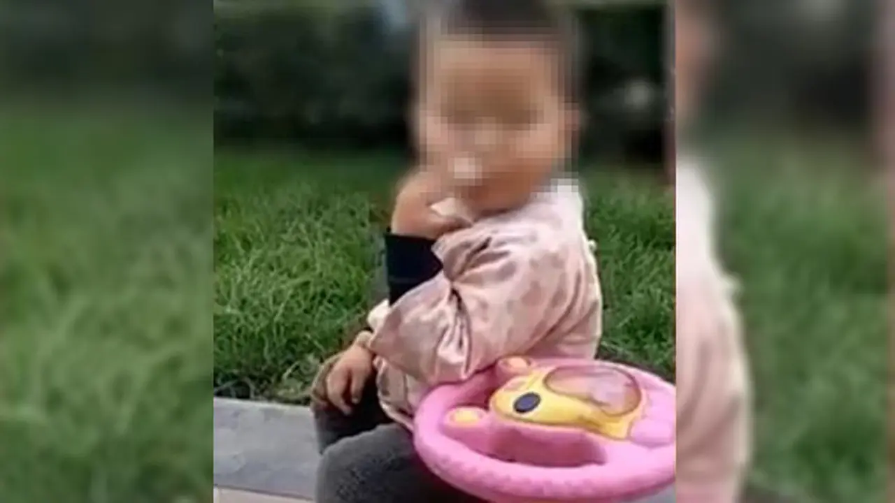 Merokok di Taman, Aksi Balita Ini Buat Warganet Prihatin