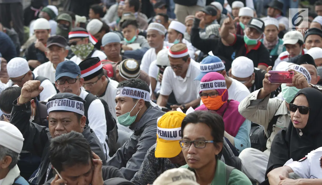 Sejumlah peserta massa aksi Gerakan Nasional Kedaulatan Rakyat saat melakukan unjuk rasa di depan Gedung Bawaslu, Jakarta, Selasa (21/5). Mereka menolak hasil Pemilu 2019 yang dinilai banyak terdapat kecurangan. (Liputan6.com/Helmi Fithriansyah)