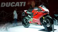 Pengunjung melihat motor Ducati Pingale R yang dipamerkan di IIMS 2016 di JIEXPO Kemayoran, Jakarta, Selasa (12/4/2016). Ducati Pingale R dibanderol Rp 1.978.900.000 dan hanya 1 unit yang dipasarkan di Indonesia. (Liputan6.com/Helmi Fithriansyah)