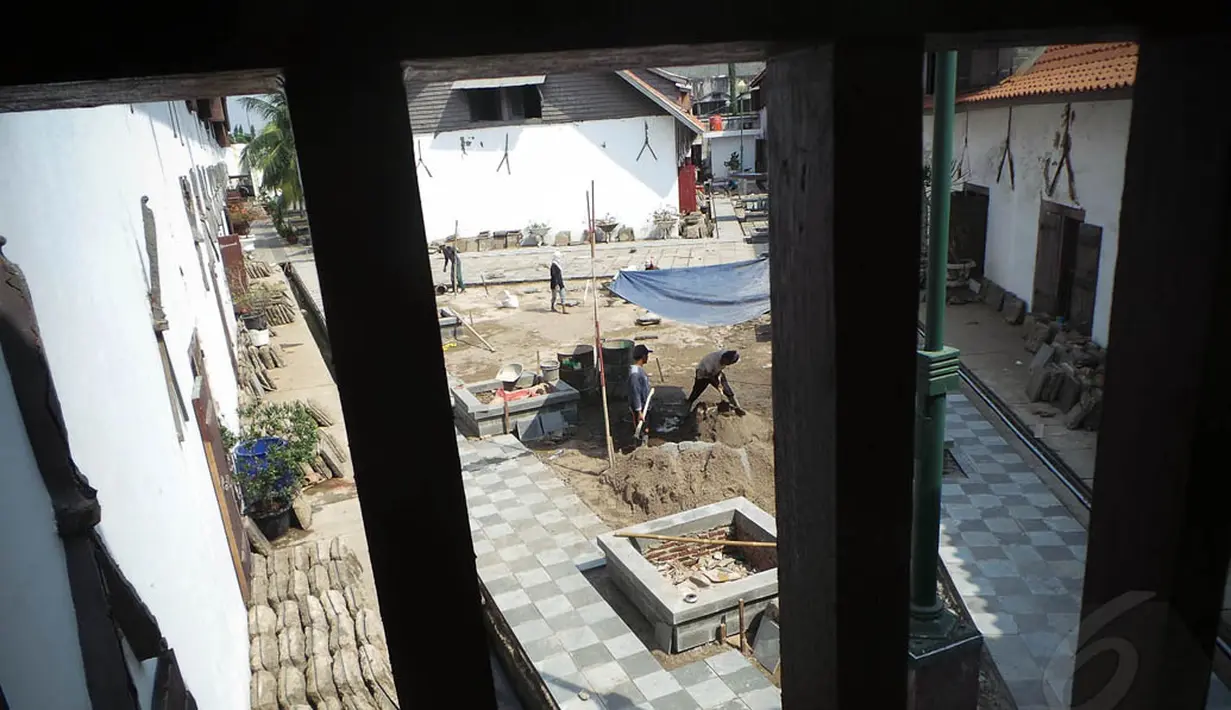 Sejumlah pekerja tengah merenovasi Museum Bahari, Jakarta, Selasa (9/9/14). (Liputan6.com/Faizal Fanani)