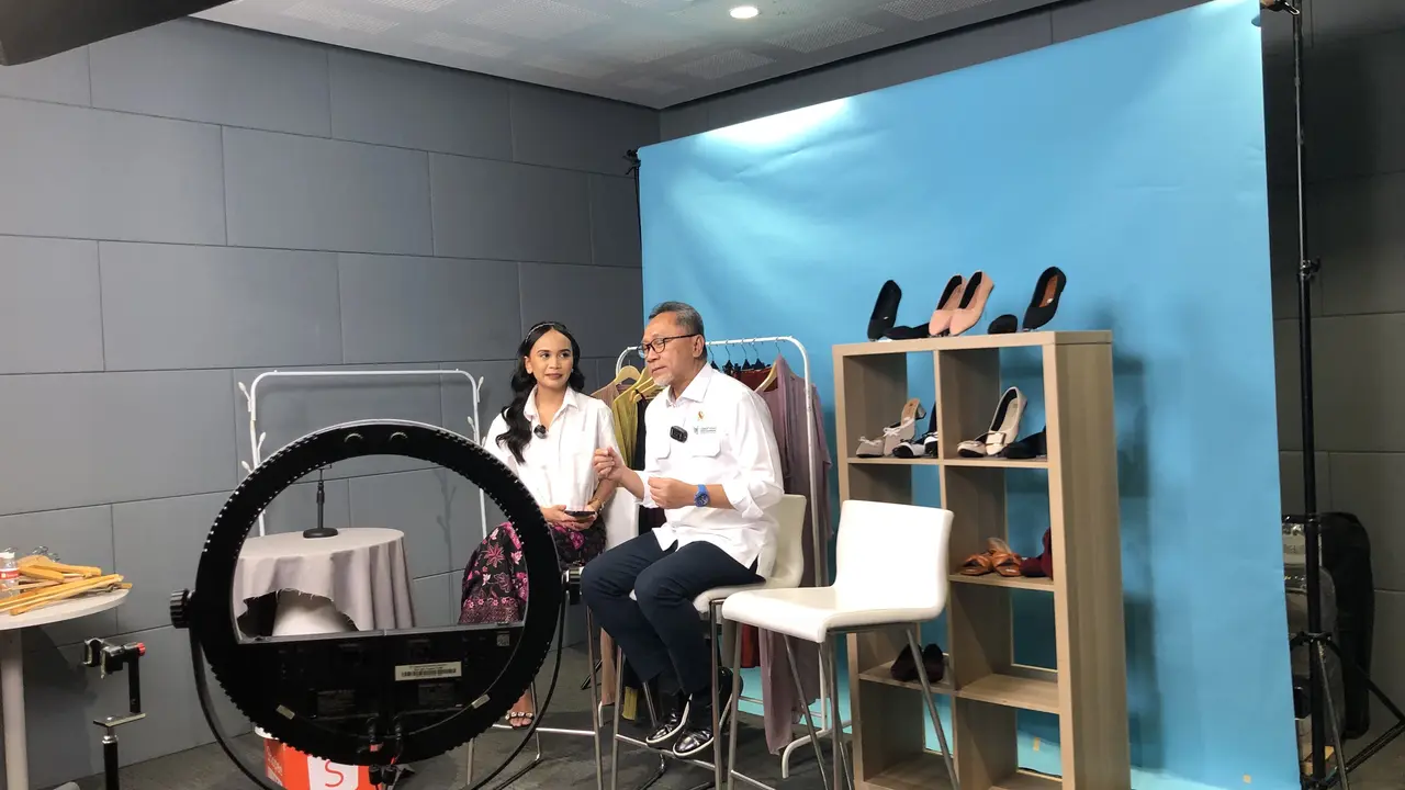 Menteri Perdagangan (Mendag) Zulkifli Hasan di Shopee studio, SCBD Lot 10, Jakarta selatan, Senin (11/12/2023). Mendag mengajak masyarakat aktif berpartisipasi dalam Hari Belanja Online Nasional (Harbolnas) 12.12. (Elza/Liputan6.com)