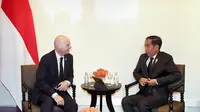 Sebelum menghadiri sidang pleno KTT ke-35 ASEAN di Bangkok, Presiden Joko Widodo atau Jokowi mengadakan pertemuan bilateral dengan Presiden FIFA Gianni Infantino. (Foto: Biro Pers)