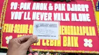 Ratusan karangan bunga untuk Ahok dan Djarot rapi berjajar, mulai dari trotoar hingga hampir menutupi halaman Balai Kota Jakarta. (Deki Prayoga/Bintang.com)