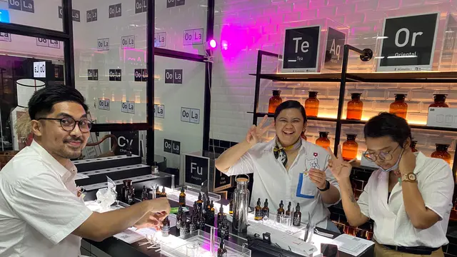 Tim Jenius Meracik Parfum di Oo La Lab