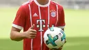 Gelandang baru Bayern Munchen, James Rodriguez berpose saat perkenalannya dengan tim barunya Bayern Munchen Jerman, (12/7). James akan menggunakan kostum bernomor punggung 11 yang sebelumnya digunakan Lukas Podolski.  (AFP Photo/Christof Stache)