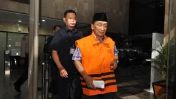 Fuad Amin Imron diperiksa sebagai tersangka dalam kasus dugaan korupsi penerimaan hadiah atau janji jual beli gas alam untuk Gresik dan Gili Timur, Bangkalan, Madura, Jawa Timur, Rabu (10/12/2014). (Liputan6.com/Miftahul Hayat)
