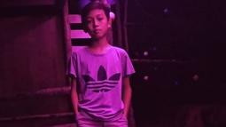 Ini dia Rizal Widiansyah yang sempat viral karena memiliki paras yang mirip Milea. Kini setelah beranjak remaja, paras Rizal bila diperhatikan tak mirip dengan Vanesha Prescilla. Terlebih kini gaya rambutnya keren tidak seperti di foto viral dengan rambut pendek mendekati botak. (Liputan6.com/IG/rizal_widiansyah93)