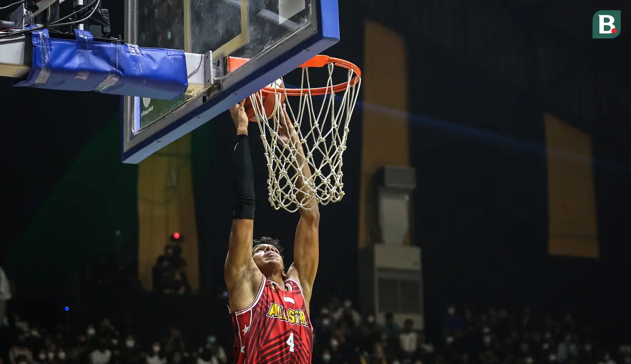Aksi Ali Bagir Wayarabi Alhadar saat mencetak poin untuk tim Merah saat laga IBL All Star 2022. (Bola.com/Bagaskara Lazuardi)