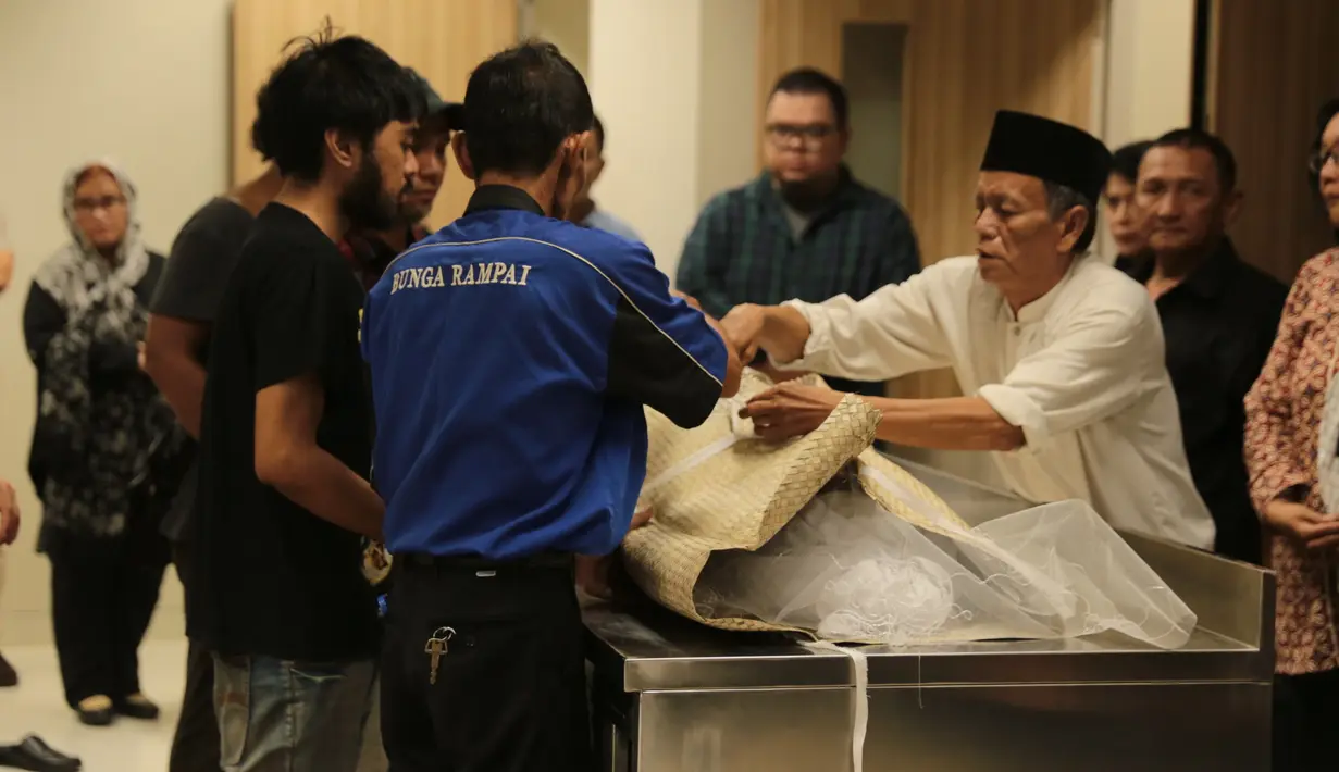 "Hari ini akan dimakamkan di Karet Bivak, kata mbak Tiwi di sana ada makam keluarga. Pilihannya sejak lama memang antara Karet Bivak dan Tanah Kusir, karena di tanah kusir juga ada makam keluarga," ucap Bems Leo. (Adrian Putra/Bintang.com)