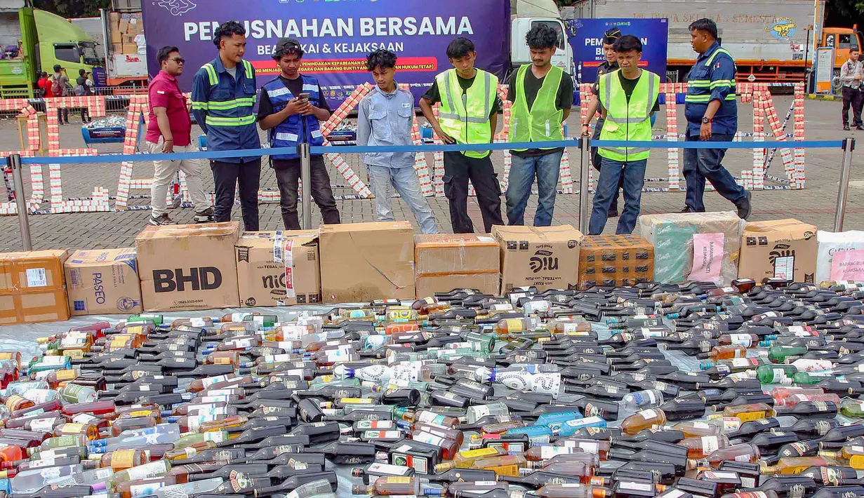 Langkah ini merupakan bagian dari implementasi Green Customs, untuk memastikan seluruh barang musnah tanpa meninggalkan limbah berbahaya bagi lingkungan. Tampak dalam foto, pekerja melihat pemusnahan barang ilegal hasil penindakan di bidang kepabeanan dan cukai di ICE BSD City, Tangerang, Rabu (12/11/2025). (merdeka.com/Arie Basuki)