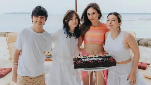 Gaya Awet Muda Wulan Guritno Rayakan Ulang Tahun ke-43. [@wulanguritno]