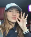 Aaliyah Massaid didampingi suami untuk nyoblos tahun ini. Tampak, Aaliyah mengenakan atasan knit berkerah lengan panjang warna hitam dipadukan topi cap denim dari Celine. [@aaliyah.massaid]