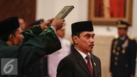 Kepala BNPT, Suhardi Alius diambil sumpahnya saat pelantikan Kepala BNPT dan BPOM di Istana Negara, Jakarta, Rabu (20/7). Suhardi menggantikan posisi Jenderal Pol Tito Karnavian yang kini menjabat Kepala Polri. (Liputan6.com/Faizal Fanani)
