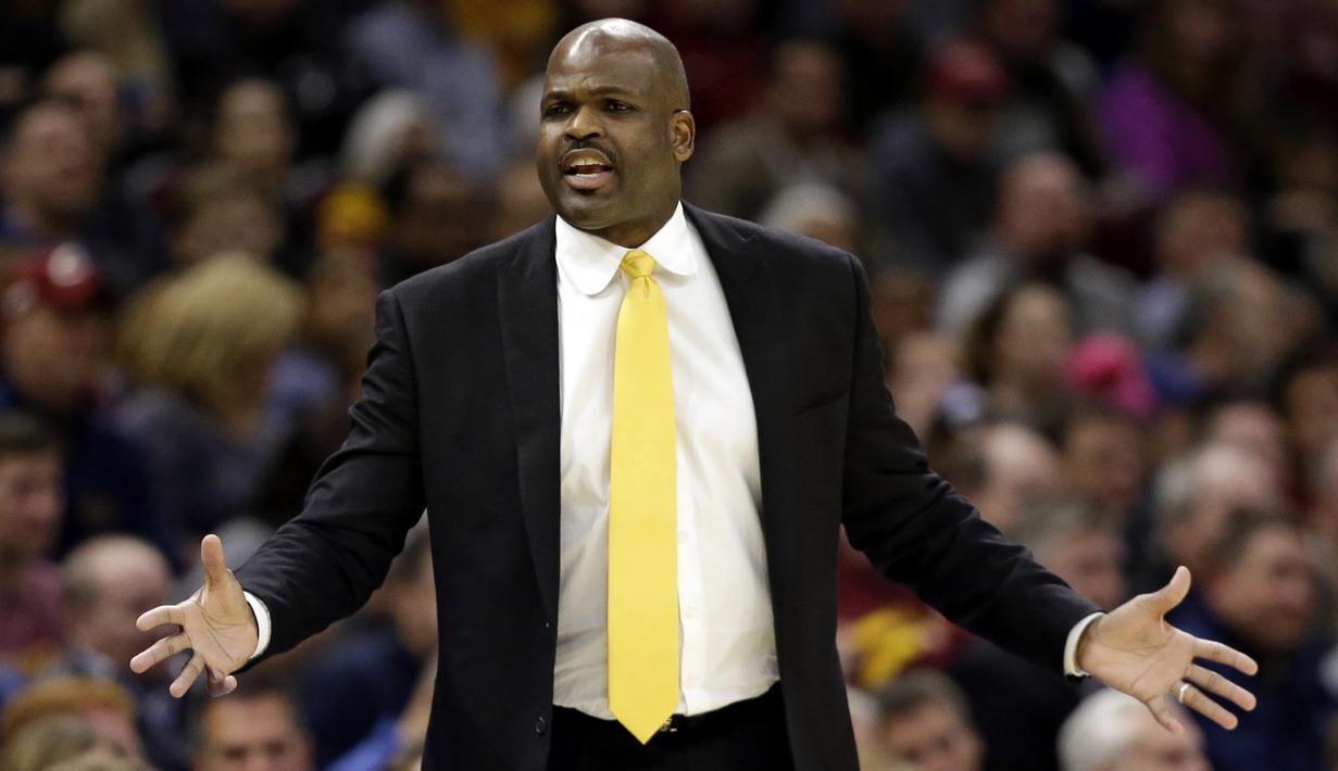 Pelatih Indiana Pacers, Nate McMillan memberikan instruksi kepada timnya saat melawan Cleveland Cavaliers pada laga NBA basketball di Quicken Loans Arena, Cleveland, Kamis, (2/11/2017) pagi WIB. Cleveland kalah 107-124. (AP/Tony Dejak)