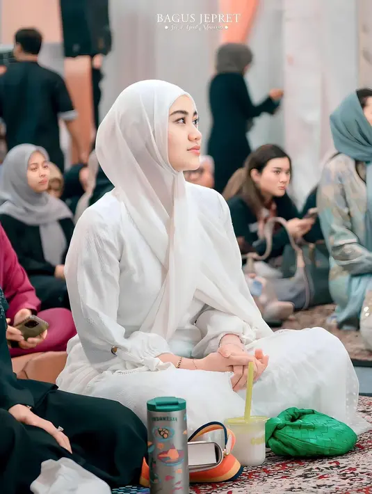 Aaliyah Massaid salah satu selebriti yang diundang dalam pengajian jelang kelahiran anak kedua Aurel Hermansyah dan Atta Halilintar. Hadir dalam acara tersebut, penampilan anak pertama penyanyi Reza Artamevia itu menjadi sorotan. [Instagram/aaliyah.massaid]