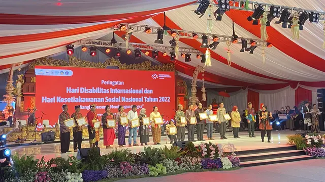 Menteri Sosial (Mensos) Tri Rismaharini dalam Acara Peringatan Hari Disabilitas Internasional dan Hari Kesetiakawanan Sosial Nasional Tahun 2022