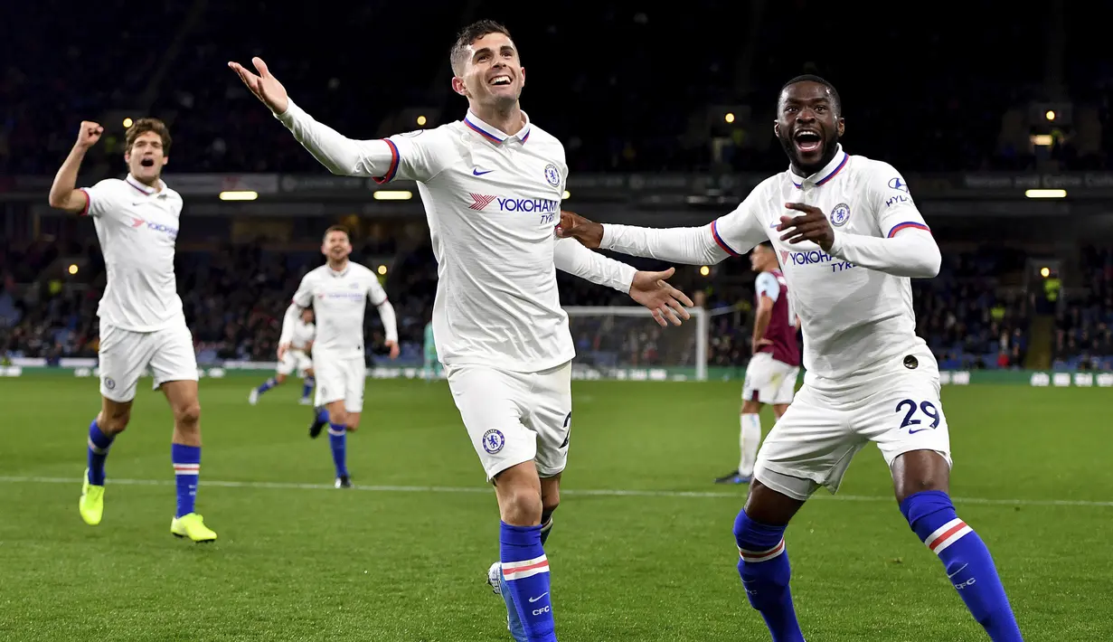 Gelandang Chelsea, Christian Pulisic, merayakan gol yang dicetaknya ke gawang Burnley pada laga Premier League di Stadion Turf Moor, Burnley, Sabtu (26/10). Burnley kalah 2-4 dari Chelsea. (AP/Anthony Devlin)
