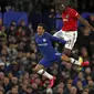 Penyerang Chelsea, Spanyol Pedro berebut bola udara dengan bek Manchester United, Eric Bailly pada pertandingan lanjutan Liga Inggris di Stamford Bridge, London  (18/2/2020). MU menang 2-0 atas Chelsea. (AFP Photo/Adrian Dennis)