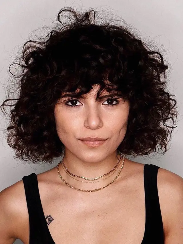 [Fimela] Model Potongan Poni Rambut Keriting