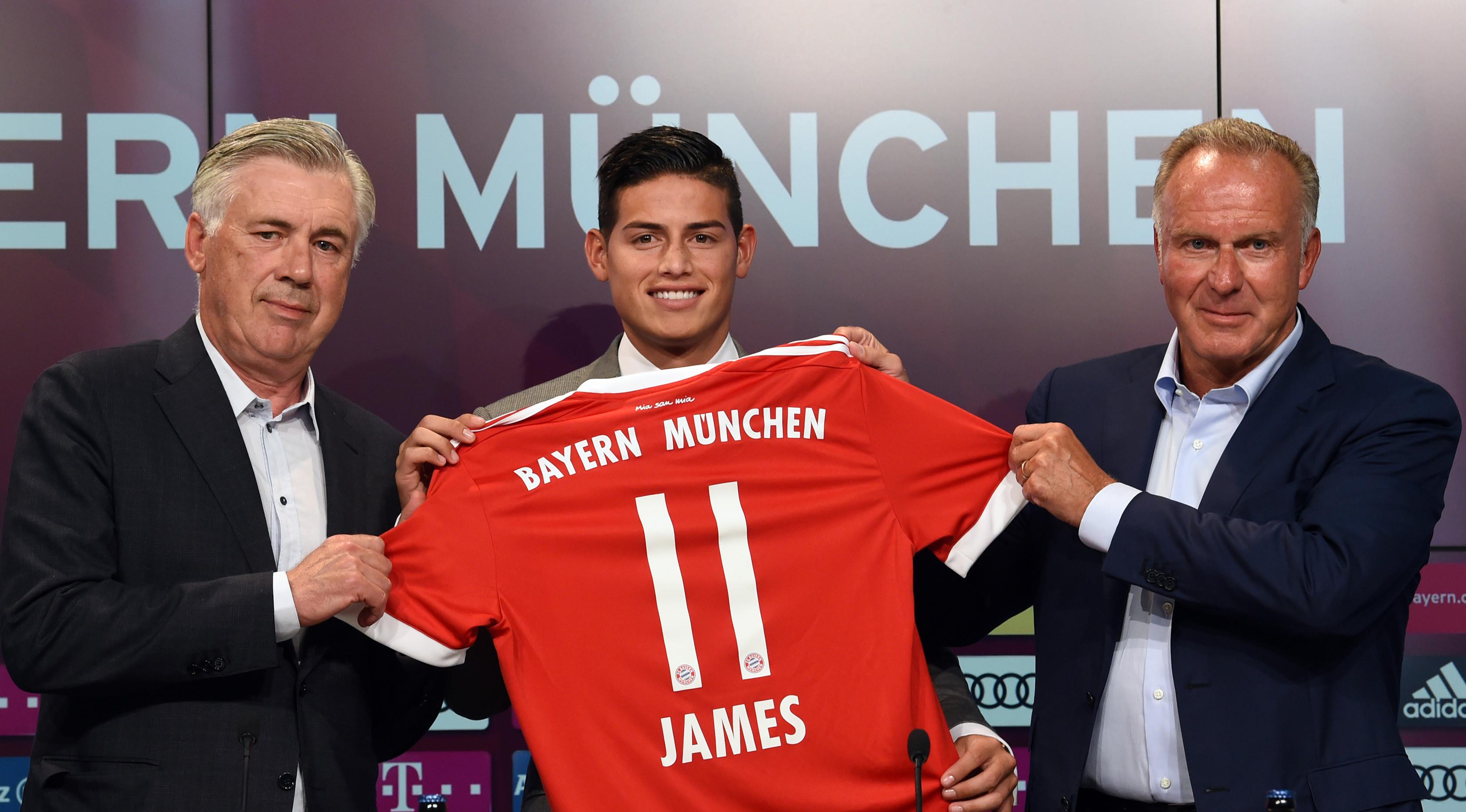 Gelandang baru Bayern Munchen, James Rodriguez foto bersama dengan direktur Karl-Heinz Rummenigge dan pelatih Bayern Munchen Carlo Ancelotti saat konferensi pers di Munchen, (12/7). (AFP Photo/Christof Stache)