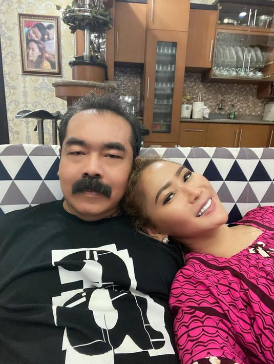 <p>Pasangan Inul Daratista dan Adam Suseno kini telah dikarunia seorang anak semata wayang, Yusuf Ivander Damares. Kita doakan semoga rumah tangga Inul dan Adam tetap harmonis ya guys!</p>